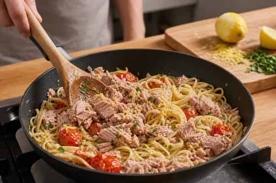 Tuna Tomato Lemon Pasta with Parsley cooking step 4: Fold in the tuna.