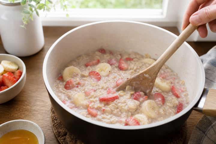 Strawberry Banana Porridge cooking step 4: Bring it together.