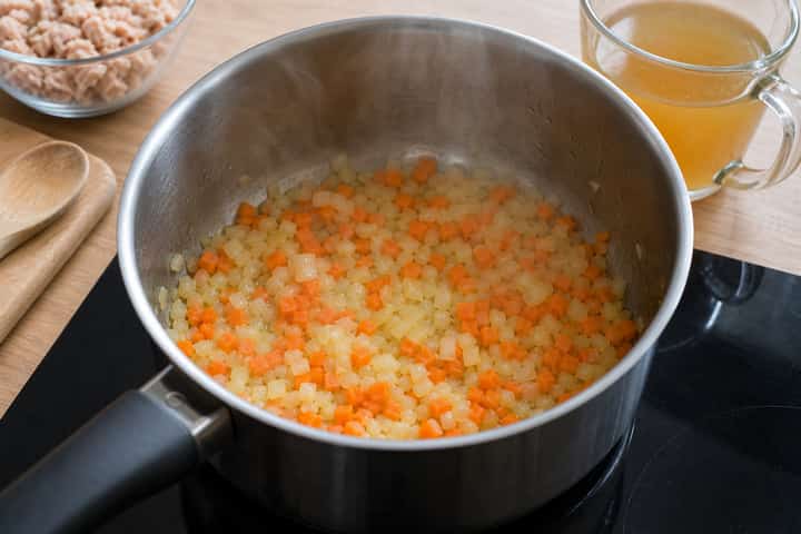Tuna Mayo Soup Pots cooking step 2: Start cooking.